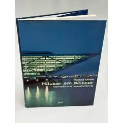 Обложка книги «Haeuser am Wasser. Faszination und Herausforderung»