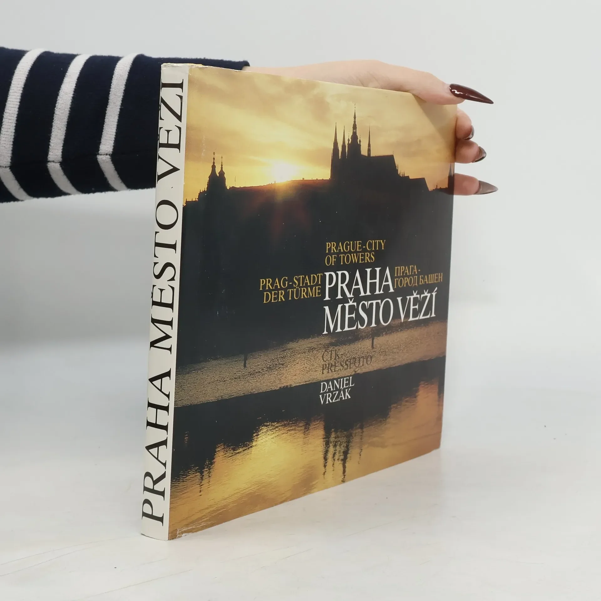 Обложка книги «Praha město věží»