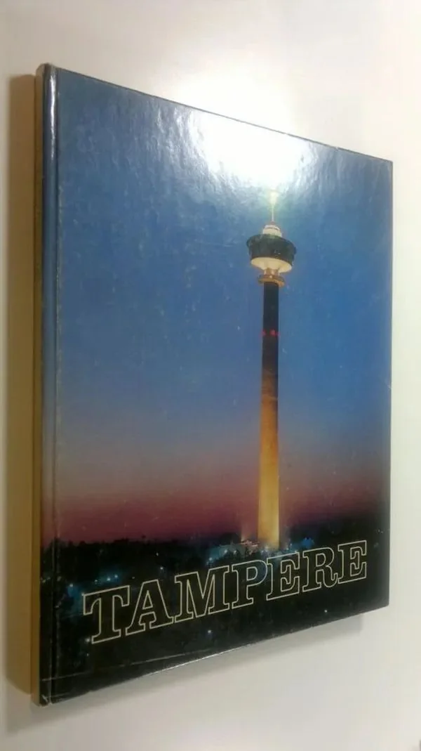 Обложка книги «Tampere : työn ja taiteen kaupunki = arbetets och konstens stad = city of art and industry»