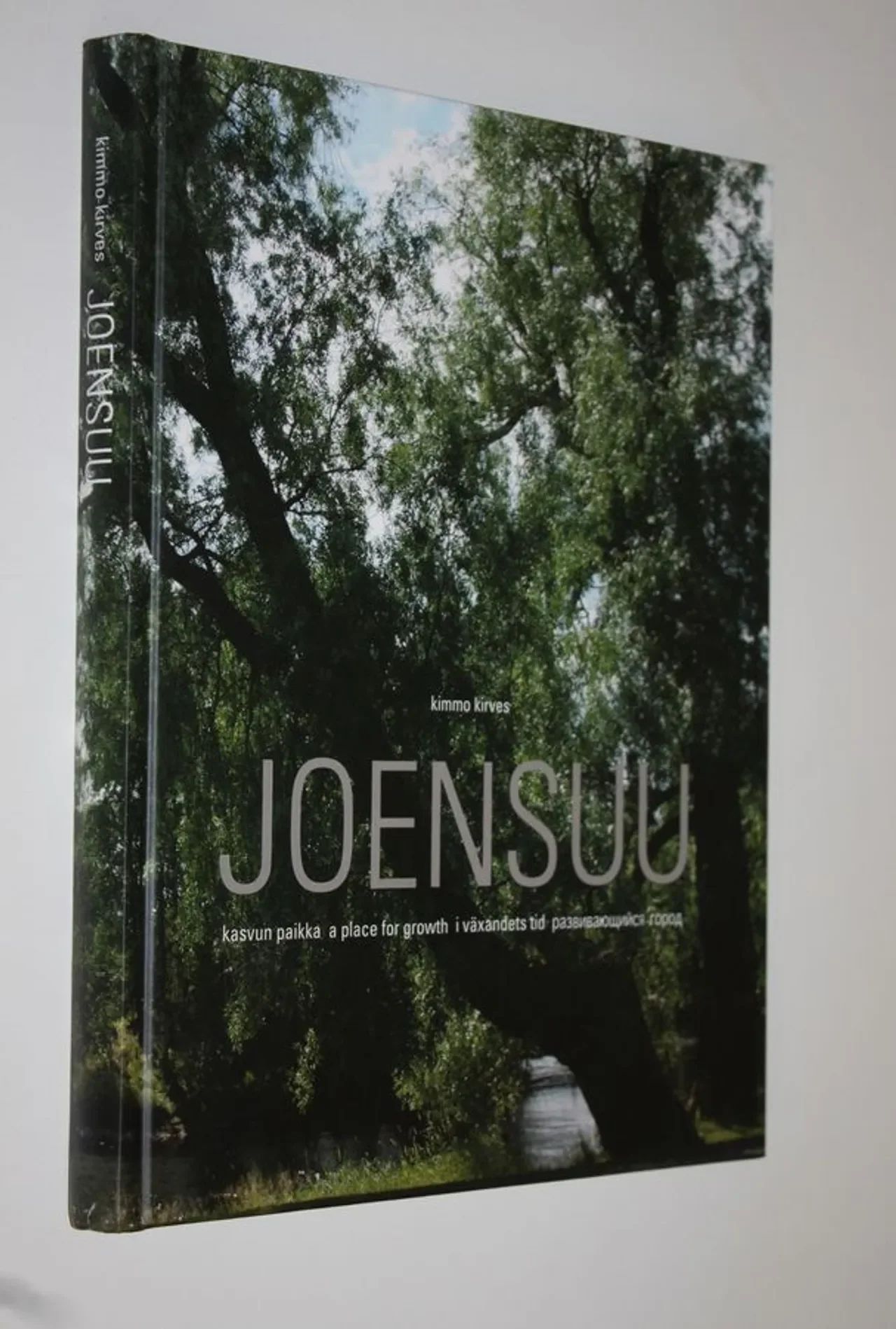 Обложка книги «Joensuu : kasvun paikka = a place for growth = i växandets tid = razvivaûŝijsâ gorod»