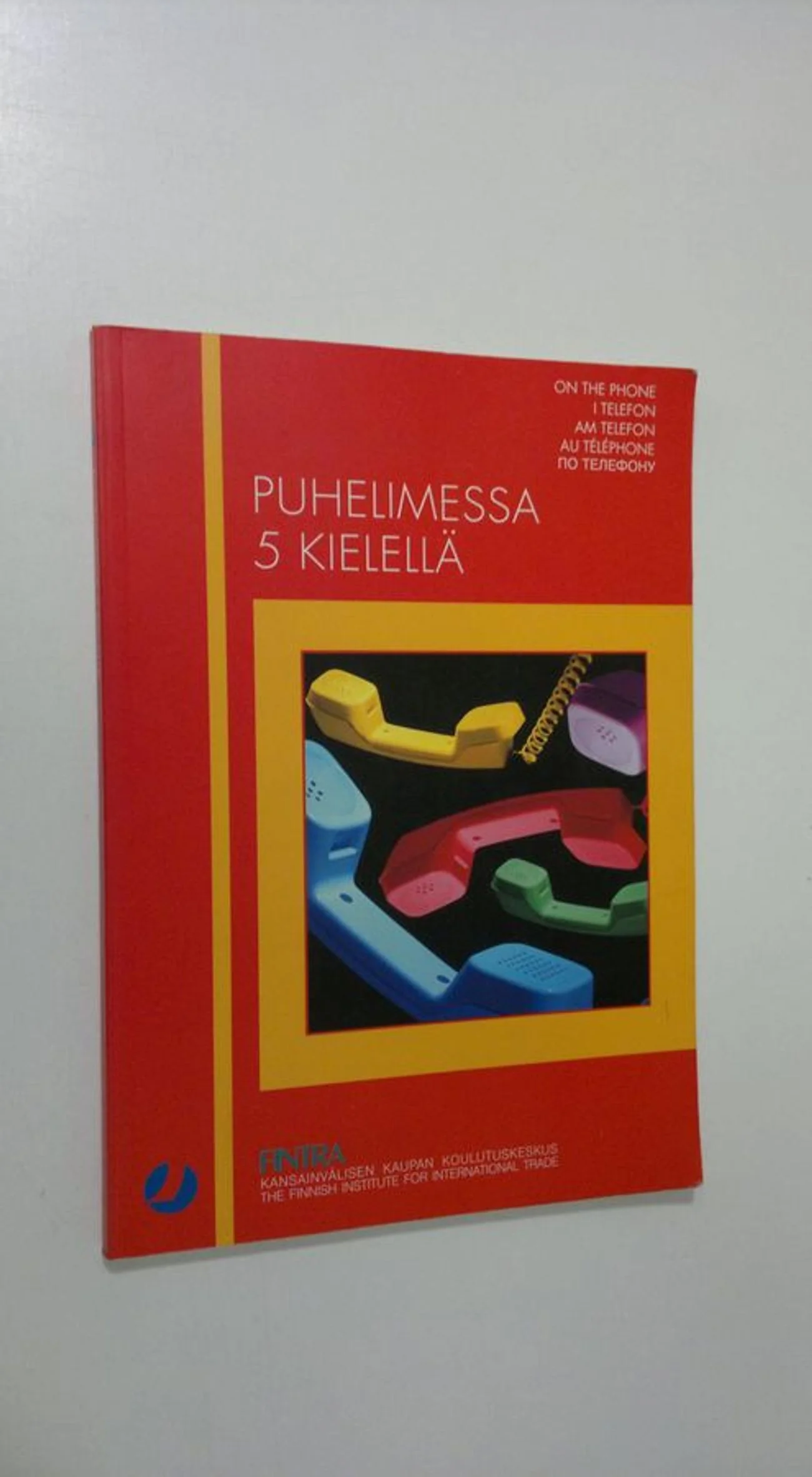Обложка книги «Puhelimessa 5 kielellä = On the phone = I telefon = Am Telefon = Au téléphone = Po telefonu»