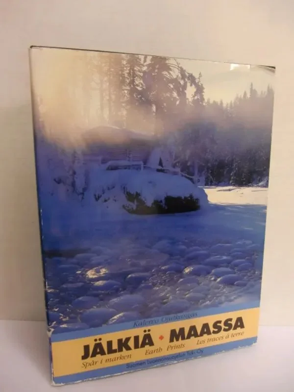 Обложка книги «Jälkiä maassa = Spår i marken = Earth prints»